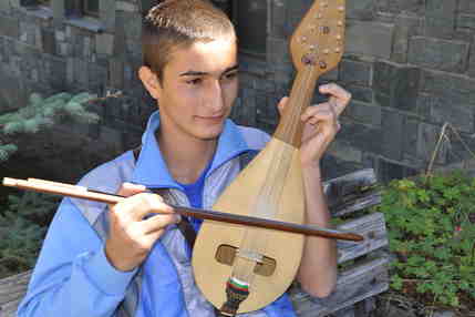 Gadulka player